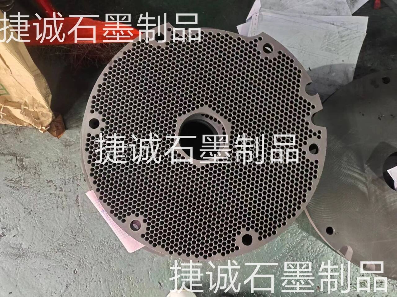 石墨盤，石墨燒結(jié)盤，石墨盤加工，銅管燒結(jié)石墨盤，導(dǎo)熱燒結(jié)石墨盤，鐘罩爐石墨盤，推板爐石墨盤，石墨盤生產(chǎn)廠家
